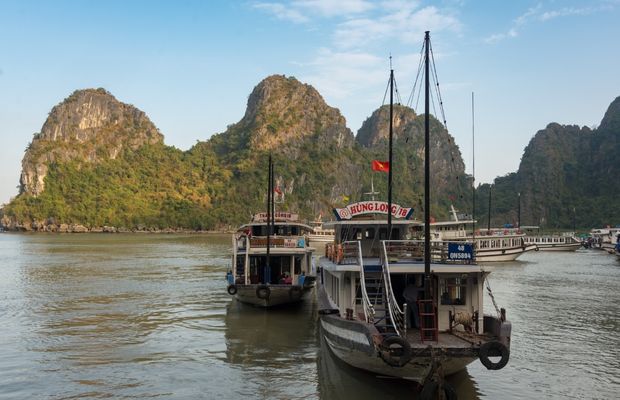 Boats to the Thien Cung Cave